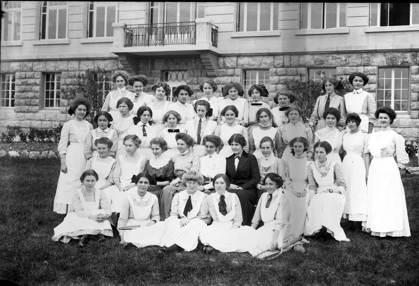 Brillantmont history - girls boarding school - group shot