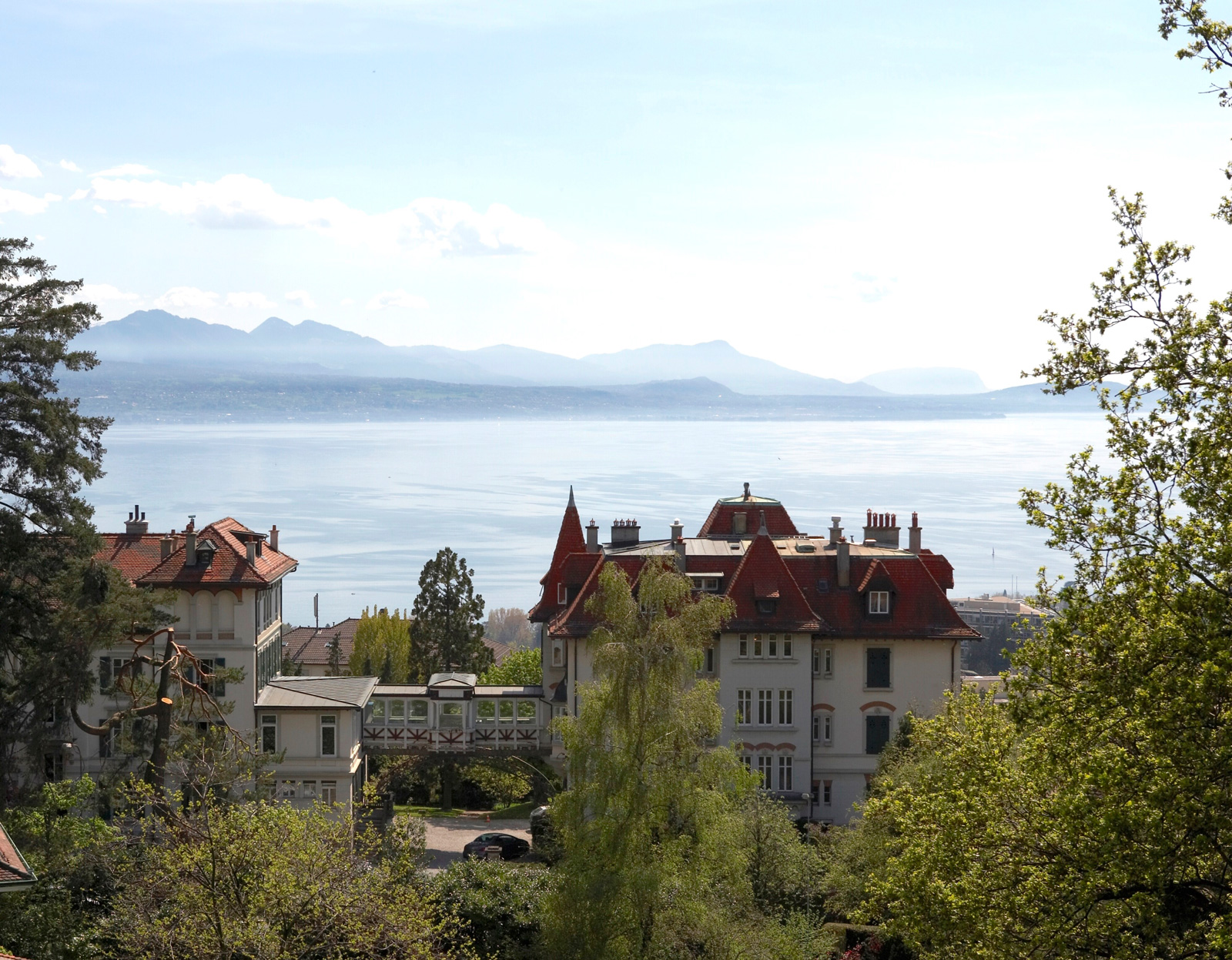 Brillantmont-International-School-campus-et-vue-sur-le-lac-a-Lausanne-Suisse