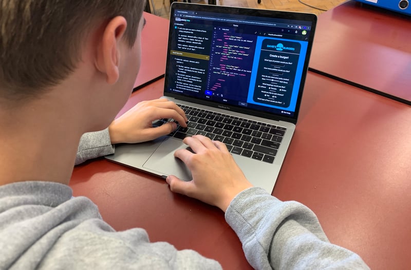 Brillantmont-teaches-coding---STEAM-class