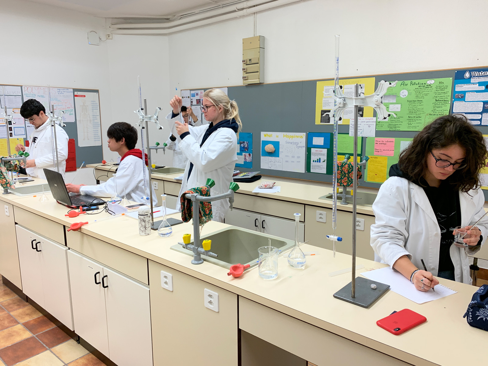 Chemistry-Class-IGCSE-and-A-Levels-Programme-at-Brillantmont-International-School